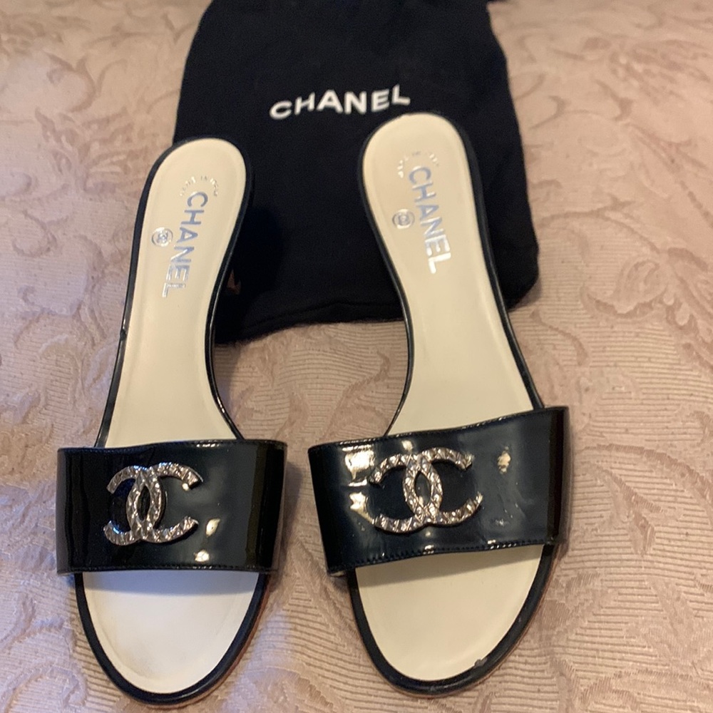 Chanel Black Patent Brilliant Mules Slides Kitten Heels $995 size 39.5